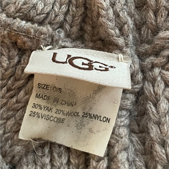 UGG Circular Scarf - Picture 4 of 4